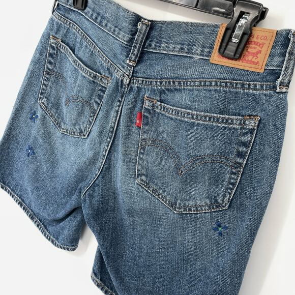 Levi’s SAMPLE GARMENT Daisy Drive Floral Embroidered Denim Shorts Size 27 Blue - Picture 5 of 9